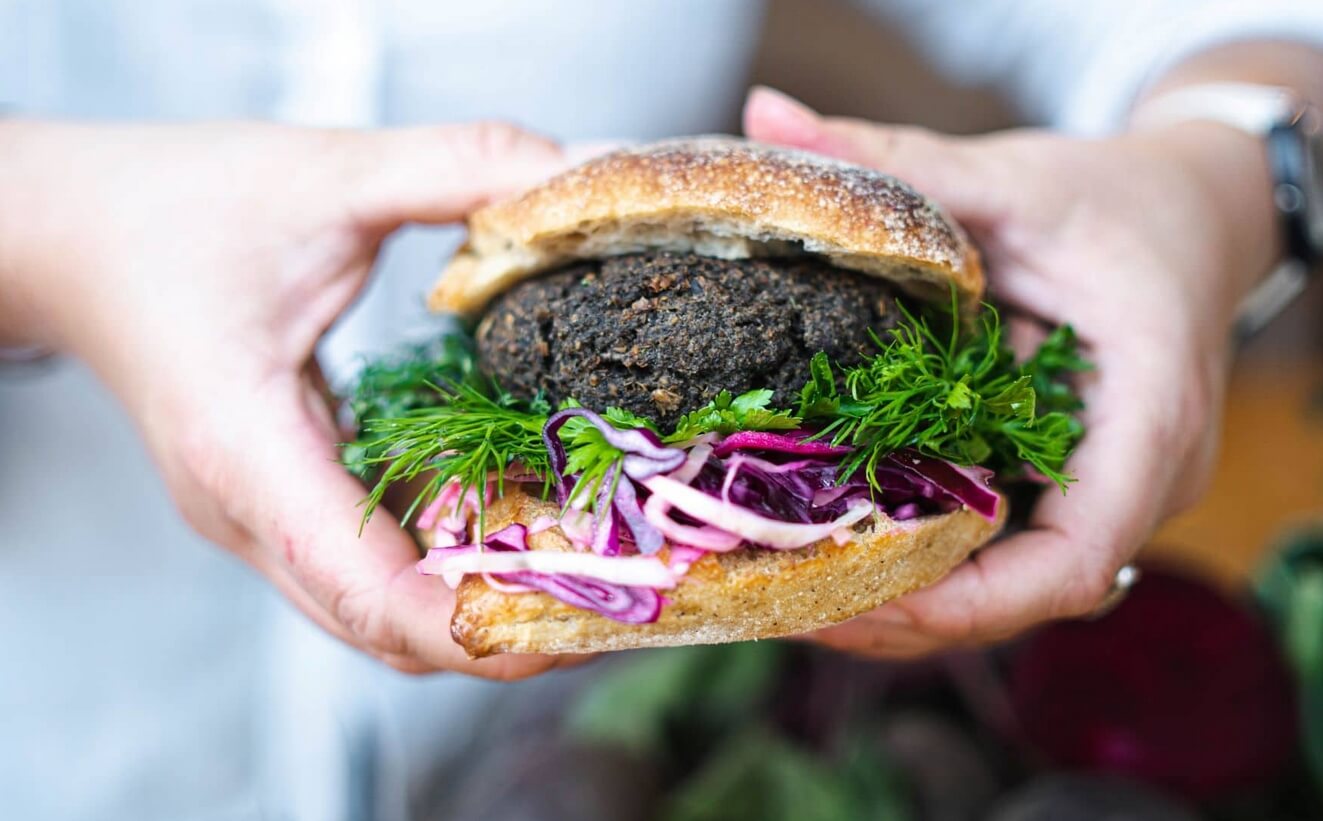 veganský burger z červené řepy